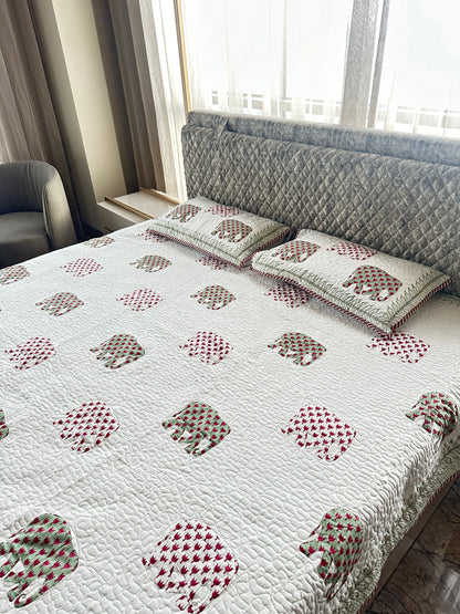 LuxuryTouch Quilted Bedspread with Elephant Motifs